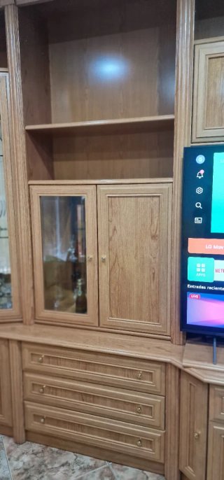 Mueble de salón madera y cristal