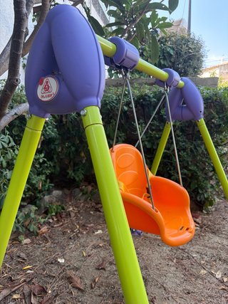 Columpio infantil naranja y verde