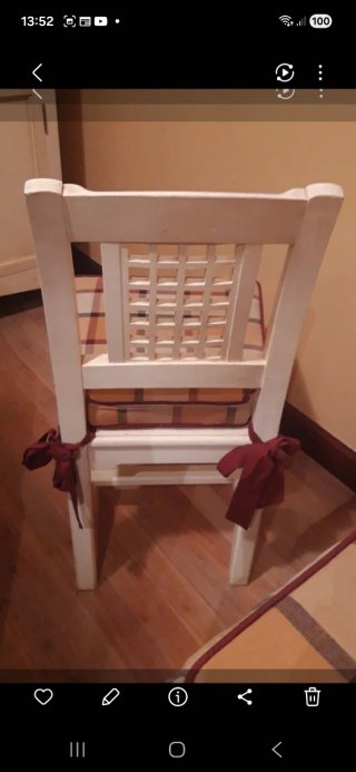 3 SILLAS DE COMEDOR BEIGE CON COJINES.