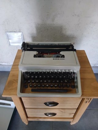 Máquina de escribir Olivetti Dora vintage + funda
