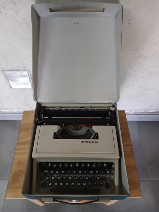 Máquina de escribir Olivetti Dora vintage + funda