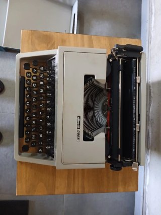 Máquina de escribir Olivetti Dora vintage + funda