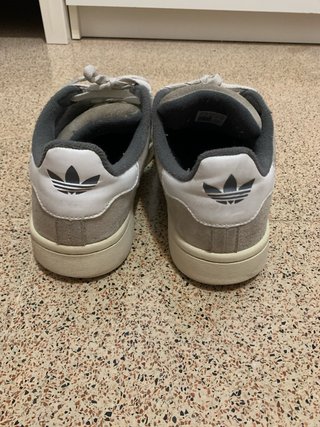 Zapatillas Adidas Grises y Blancas
