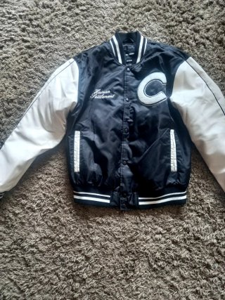 Cazadora Bomber Pull & Bear Negra y Blanca