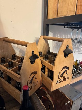 botellas antiguas y cajas cerveza Aguila