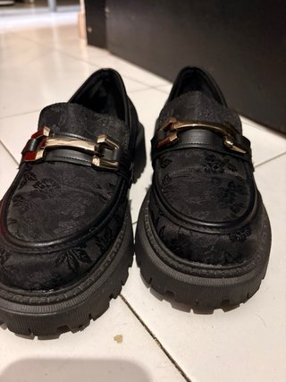 Mocasines negros con detalle de hebilla