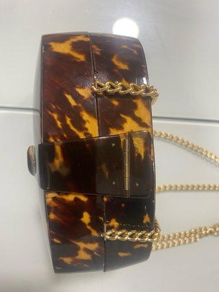 Bolso tipo clutch de lucita con cadena para colgar