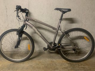 Bicicleta gris con candado