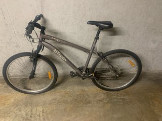 Bicicleta gris con candado