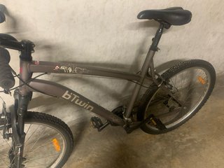 Bicicleta gris con candado