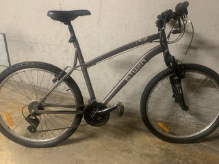 Bicicleta gris con candado