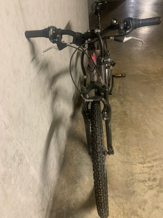 Bicicleta gris con candado