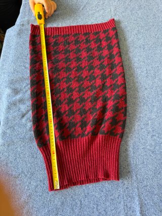 Abrigo rojo y negro solidario.