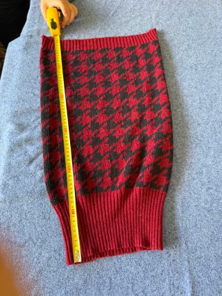 Abrigo rojo y negro solidario.