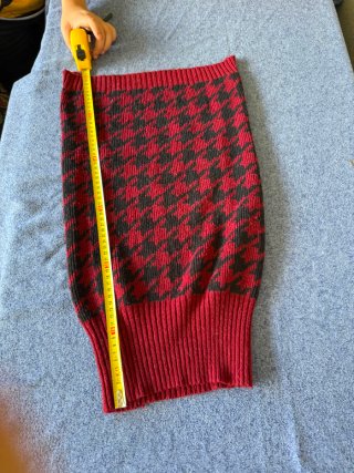Abrigo rojo y negro solidario.