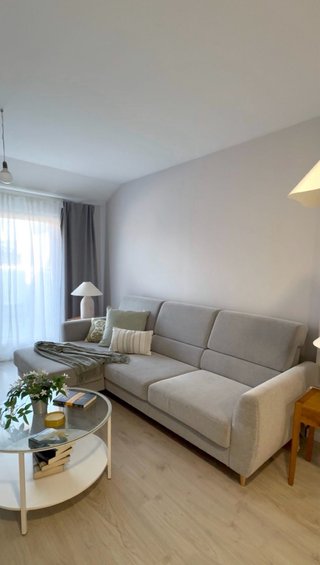 Sofá chaise longue gris.