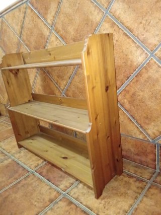 Estantería madera y botellero