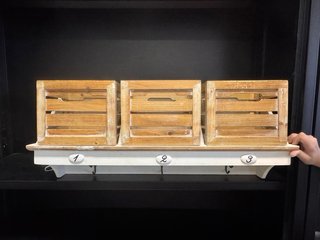 Estantería perchero con 3 cajones y 3 perchas