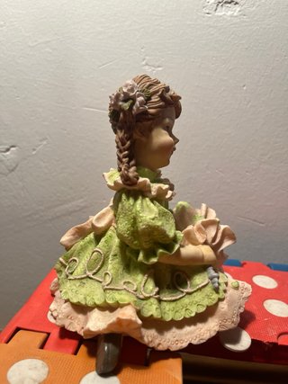 Figura niña vestido verde y rosa