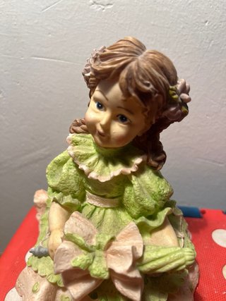 Figura niña vestido verde y rosa