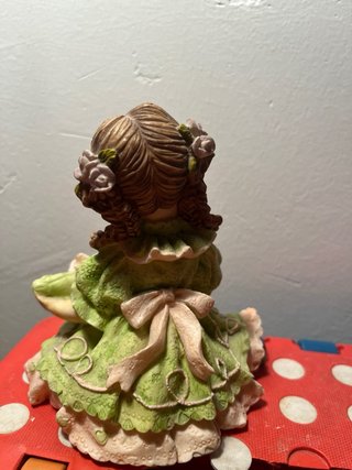 Figura niña vestido verde y rosa