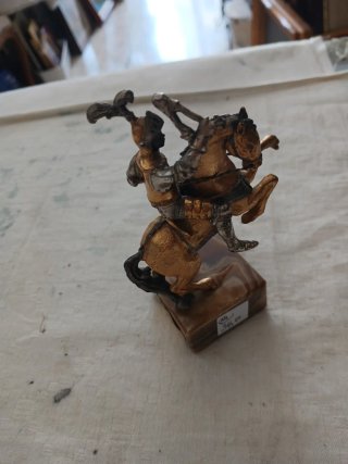 Statuina cavaliere su base onice