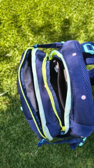Mochila Satch azul con lunares rosas