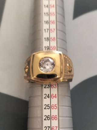 Anillo de oro para hombre nuevo.