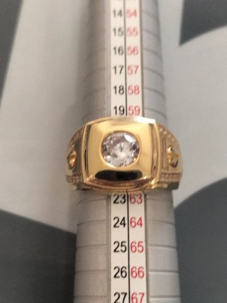 Anillo de oro para hombre nuevo.