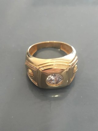Anillo de oro para hombre nuevo.