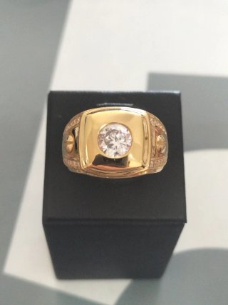 Anillo de oro para hombre nuevo.