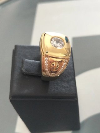 Anillo de oro para hombre nuevo.