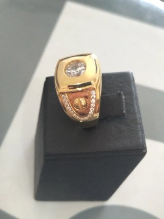 Anillo de oro para hombre nuevo.
