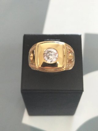 Anillo de oro para hombre nuevo.
