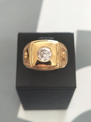 Anillo de oro para hombre nuevo.