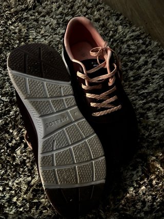 Zapatillas deportivas granate y rosas