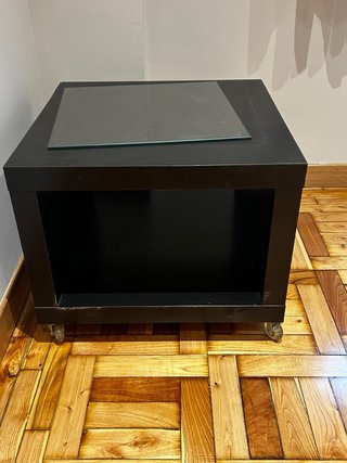 Mesa auxiliar cuadrada moderna con ruedas