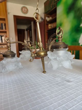 Lampara de bronce con tulipas de cristal