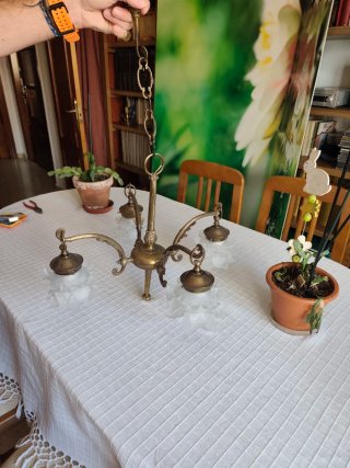Lampara de bronce con tulipas de cristal