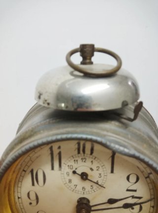 Reloj despertador antiguo dorado y plateado