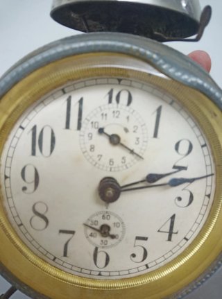 Reloj despertador antiguo dorado y plateado