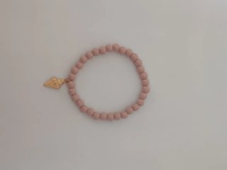 Pulsera elástica con charm de concha, hecha a mano