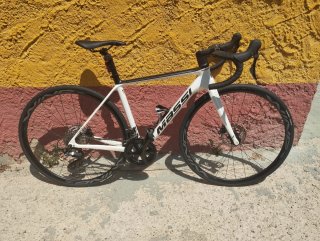 Bicicleta de carretera Massi blanca