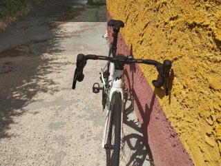 Bicicleta de carretera Massi blanca