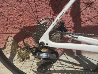 Bicicleta de carretera Massi blanca