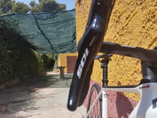 Bicicleta de carretera Massi blanca