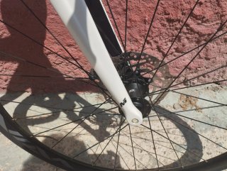 Bicicleta de carretera Massi blanca