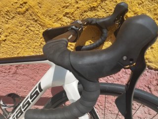 Bicicleta de carretera Massi blanca