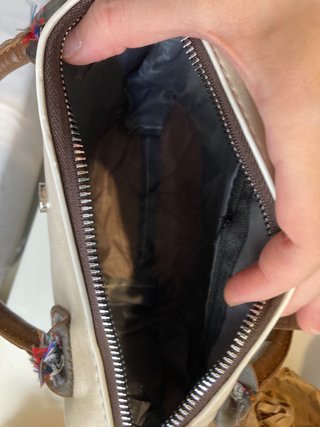 Bolso blanco y marrón con asa y bandolera