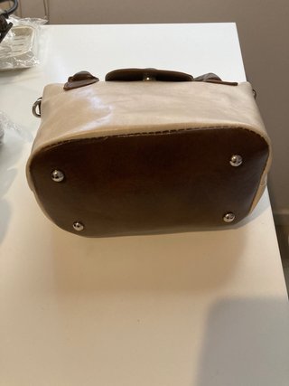 Bolso blanco y marrón con asa y bandolera